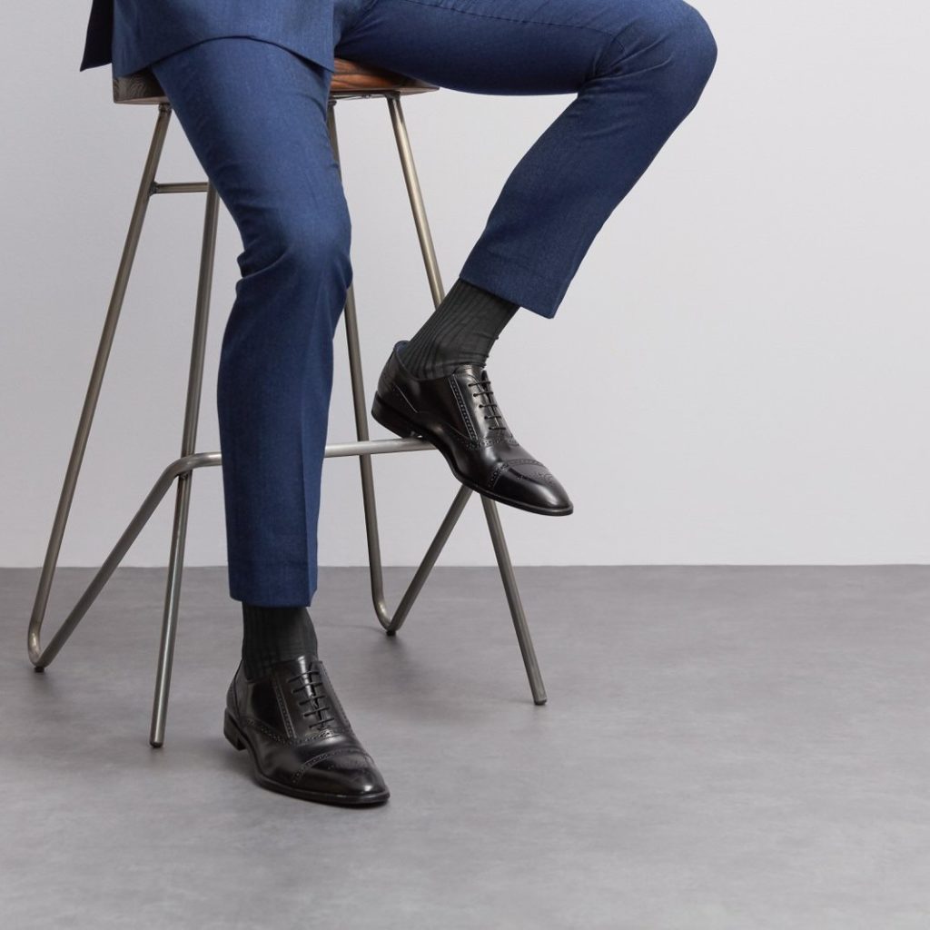 Can You Wear Black Shoes With a Navy Suit and Look Amazing?