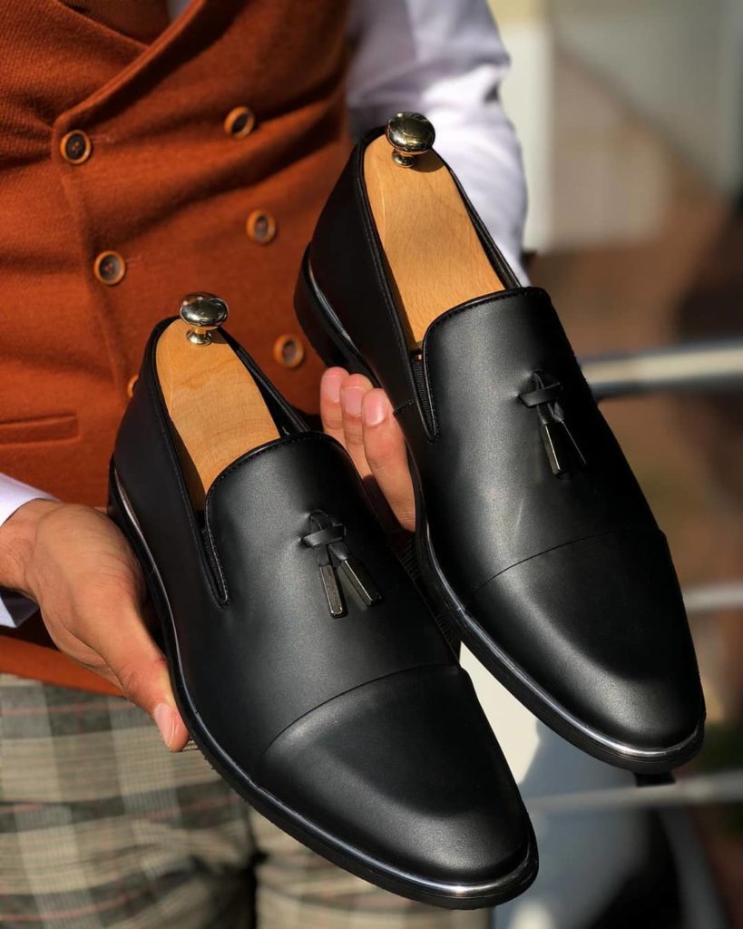 How to Wear Black Shoes With Khaki Pants