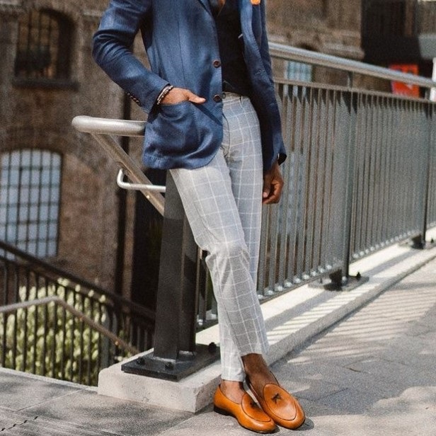 black shirt with brown belt and shoes