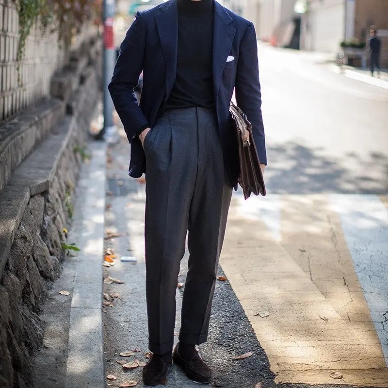 How to Wear Brown Shoes With a Black Shirt 