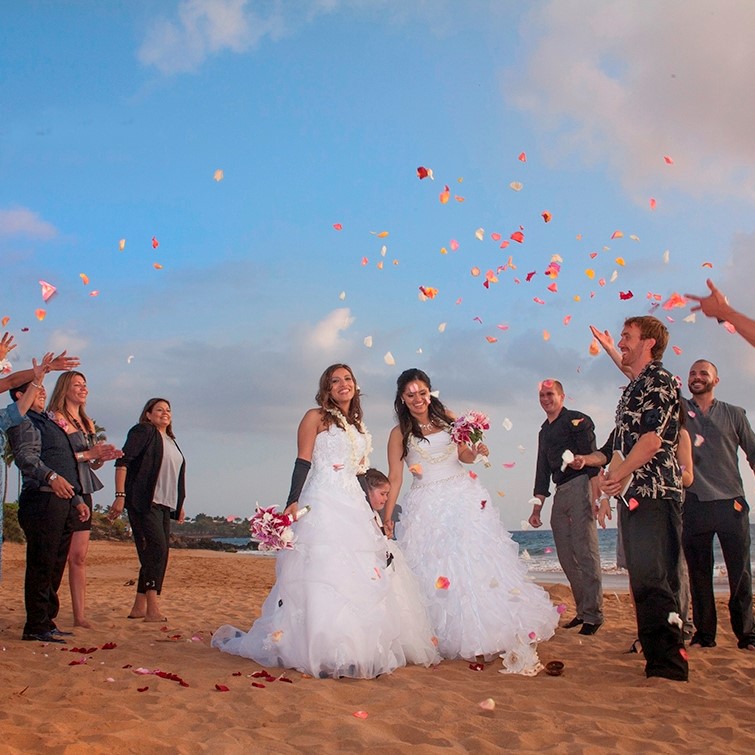 What To Wear To A Beach Wedding - A Style Guide 5 What To Wear To A Beach Wedding